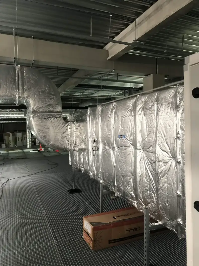 Réseaux de gaines rectangulaires calorifugées sur chantier CVC