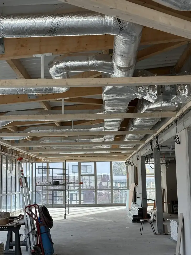 Deuxième vue des réseaux de ventilation du même chantier