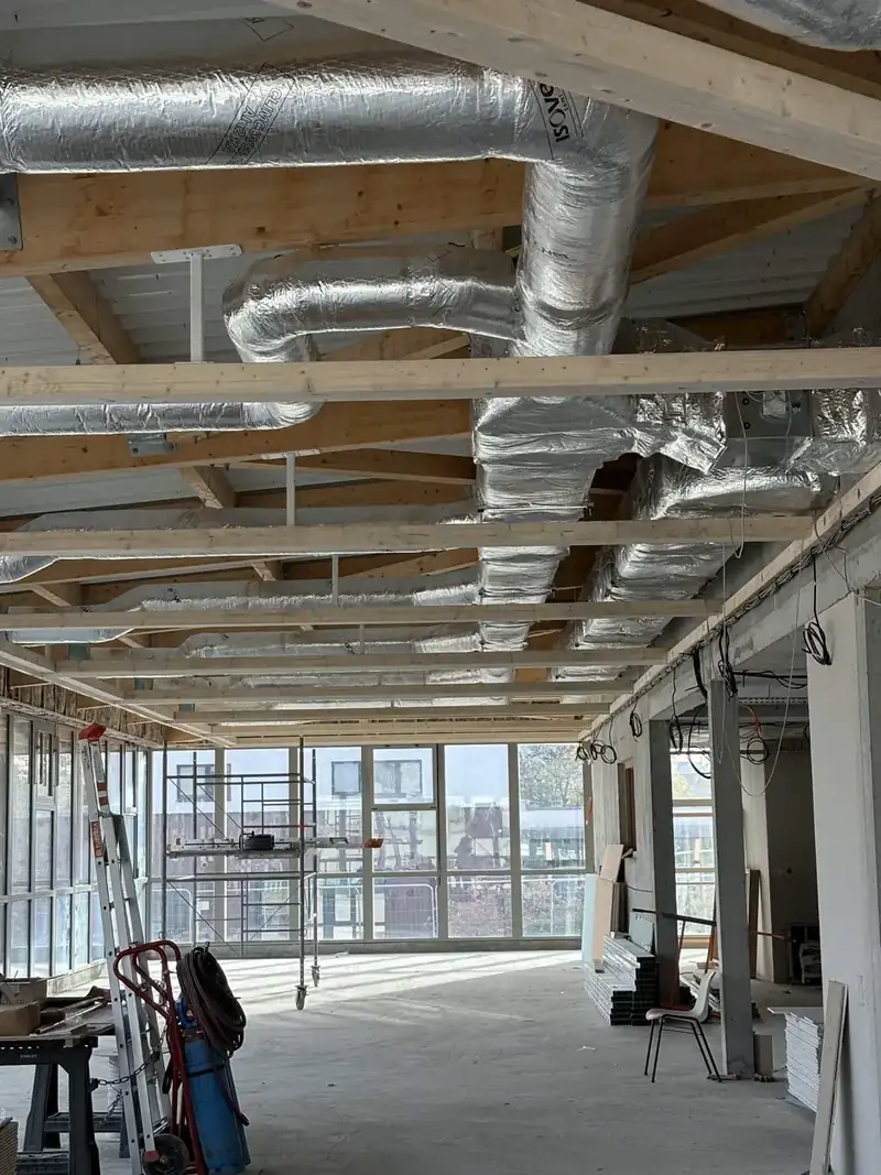 Réseaux de gaines de ventilation calorifugées sur chantier CVC
